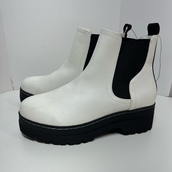 Mia Cayson Platform Chelsea Boot White NEW Size 9.5 Women’s - Picture 3 of 9